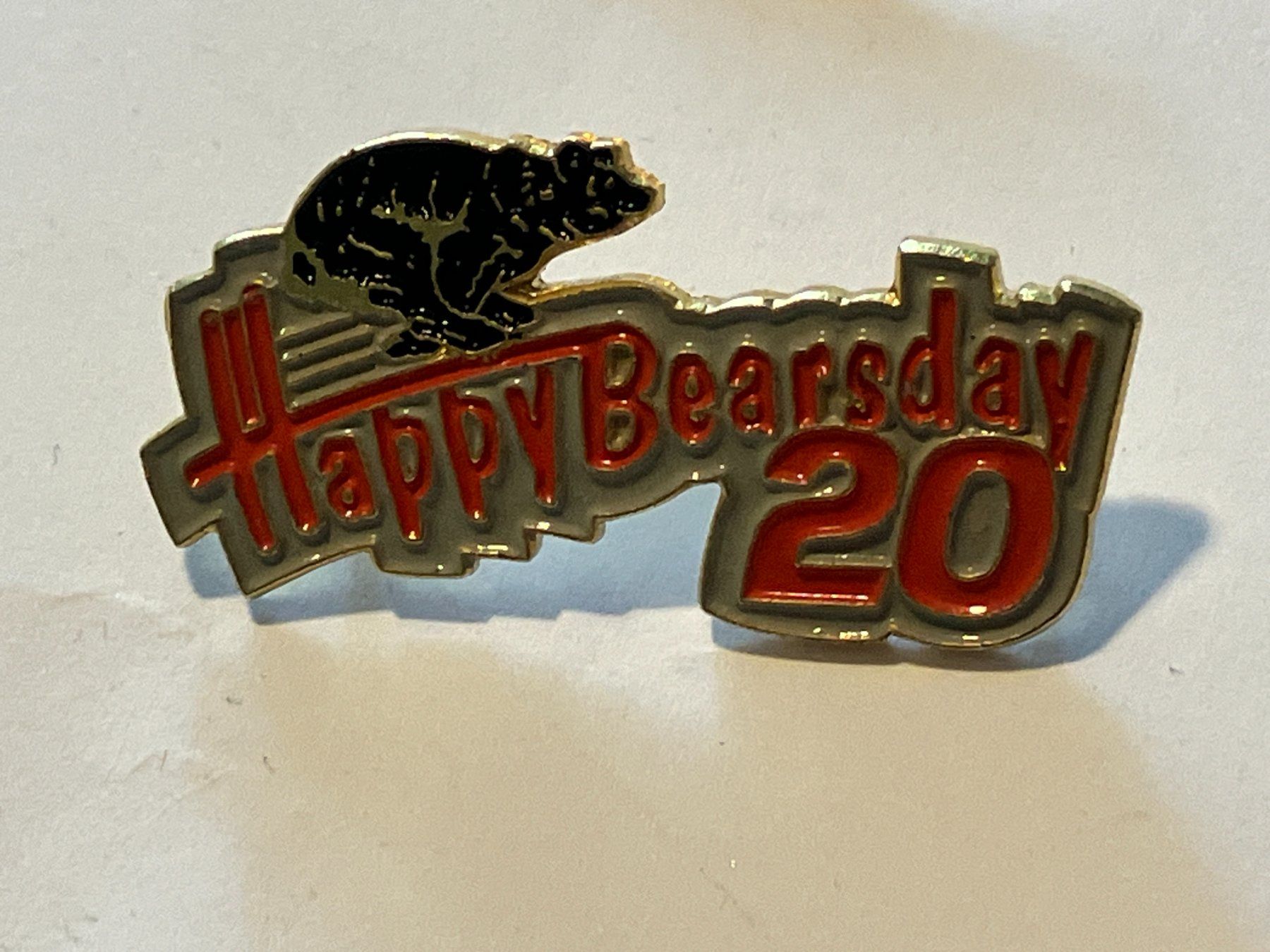 Placchette & Badge: 1 Pin Happy Bearsday 20 – Usato da Basel venduto da djwwpp