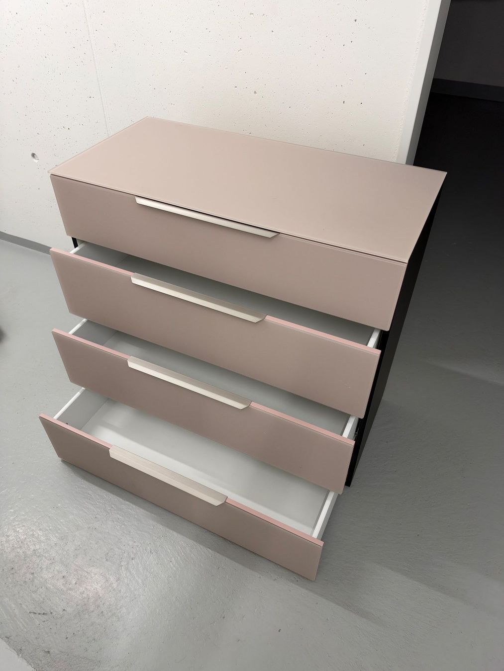 Commodes: Kommode mit 4 Schubladen Rose Quarz – D'occasion à Rickenbach SO par rusarusa 1