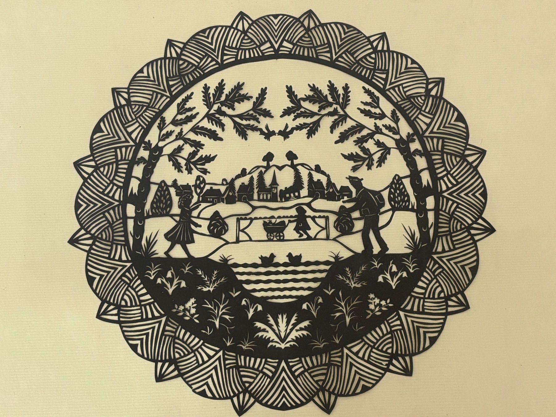 Grafiken & Lithographien: Gerahmter Scherenschnitt Dorflandschaft – Gebraucht aus Wettingen von Wendemarket 1