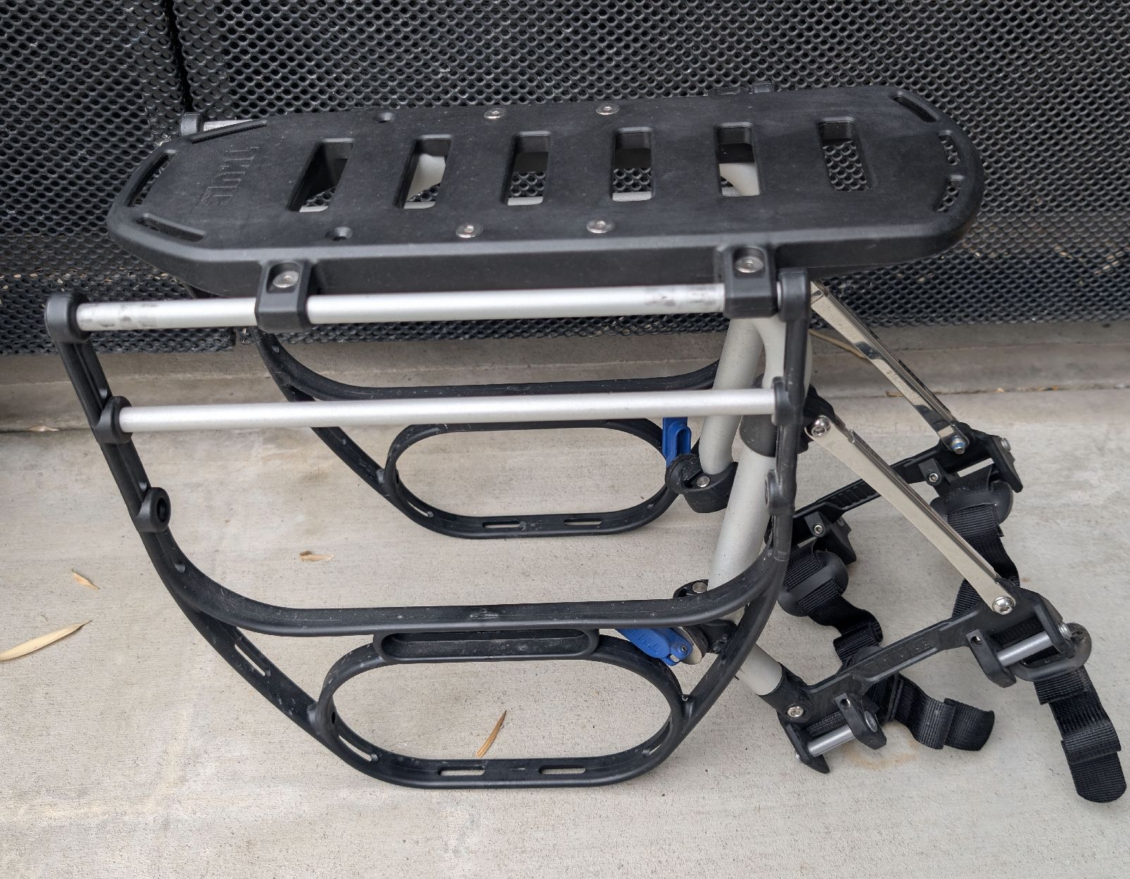 Thule Ersatzteile: Thule Pack 'n Pedal Tour Rack, with side frames for  Pannier – Gebraucht aus Schlieren von