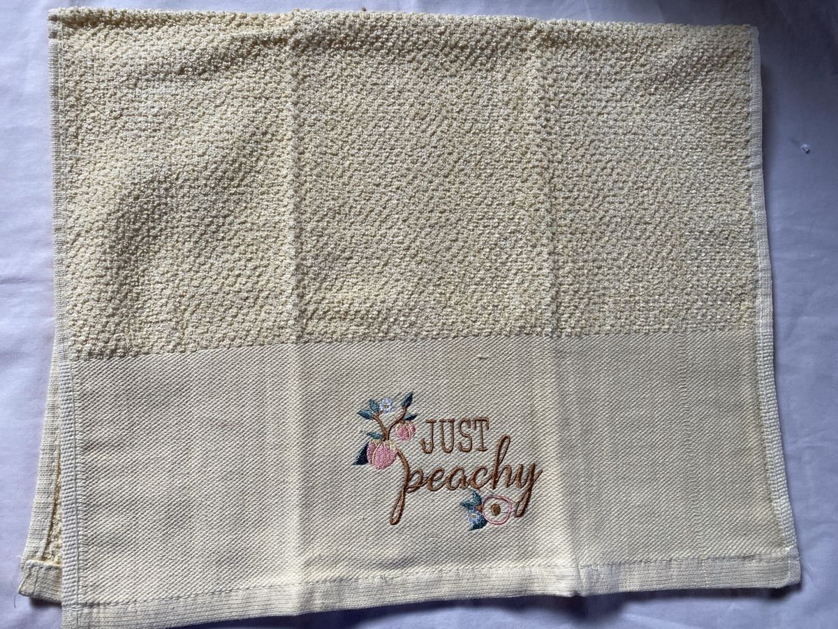 Toutes les décorations: Embroidered "Just Peachy" Decorative Kitchen Summer Towel – Neuf avec emballage d'origine à Buttikon SZ par Maxwelltime 1