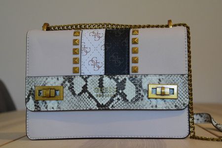 GUESS Handtasche in Pastellrosa mit Schlangenmuster