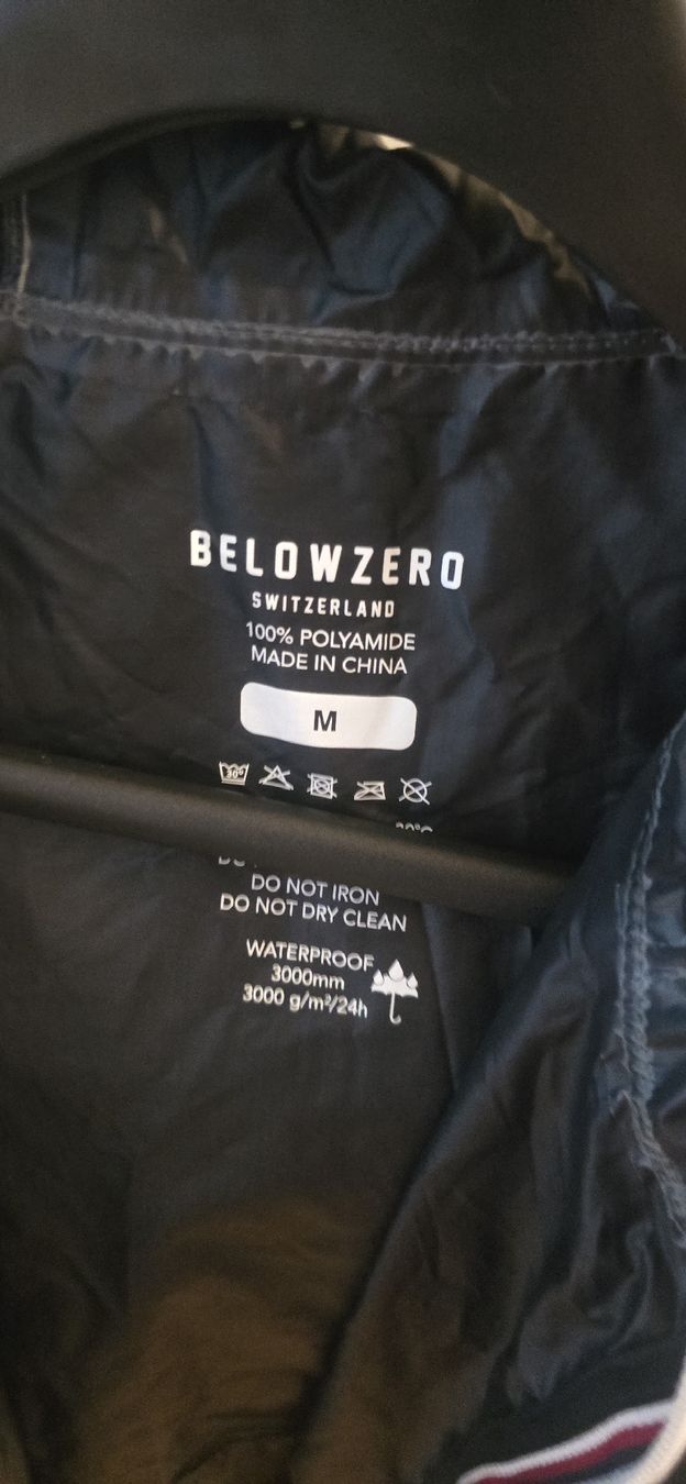 Jacken: SECOND HAND Damen Outdoor-Regen-Jacke Below zero schwarz, M – Gebraucht aus Seuzach von Verano_2026 1