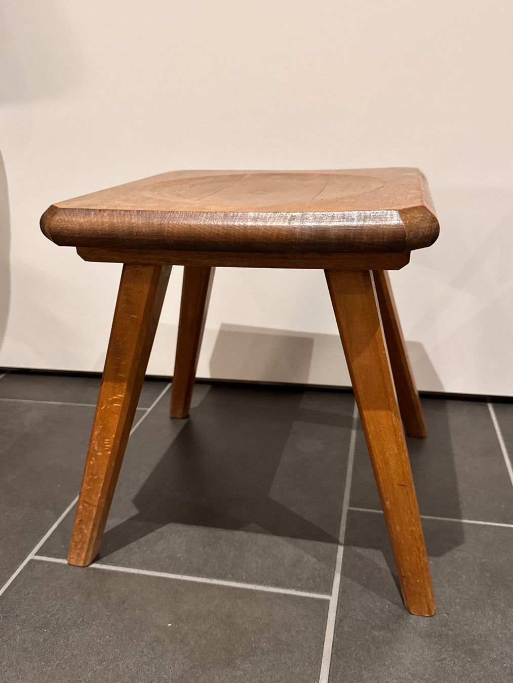 Hocker: Alter Schemel Hocker aus Holz – Gebraucht aus Rothrist von Fondgruebe 2