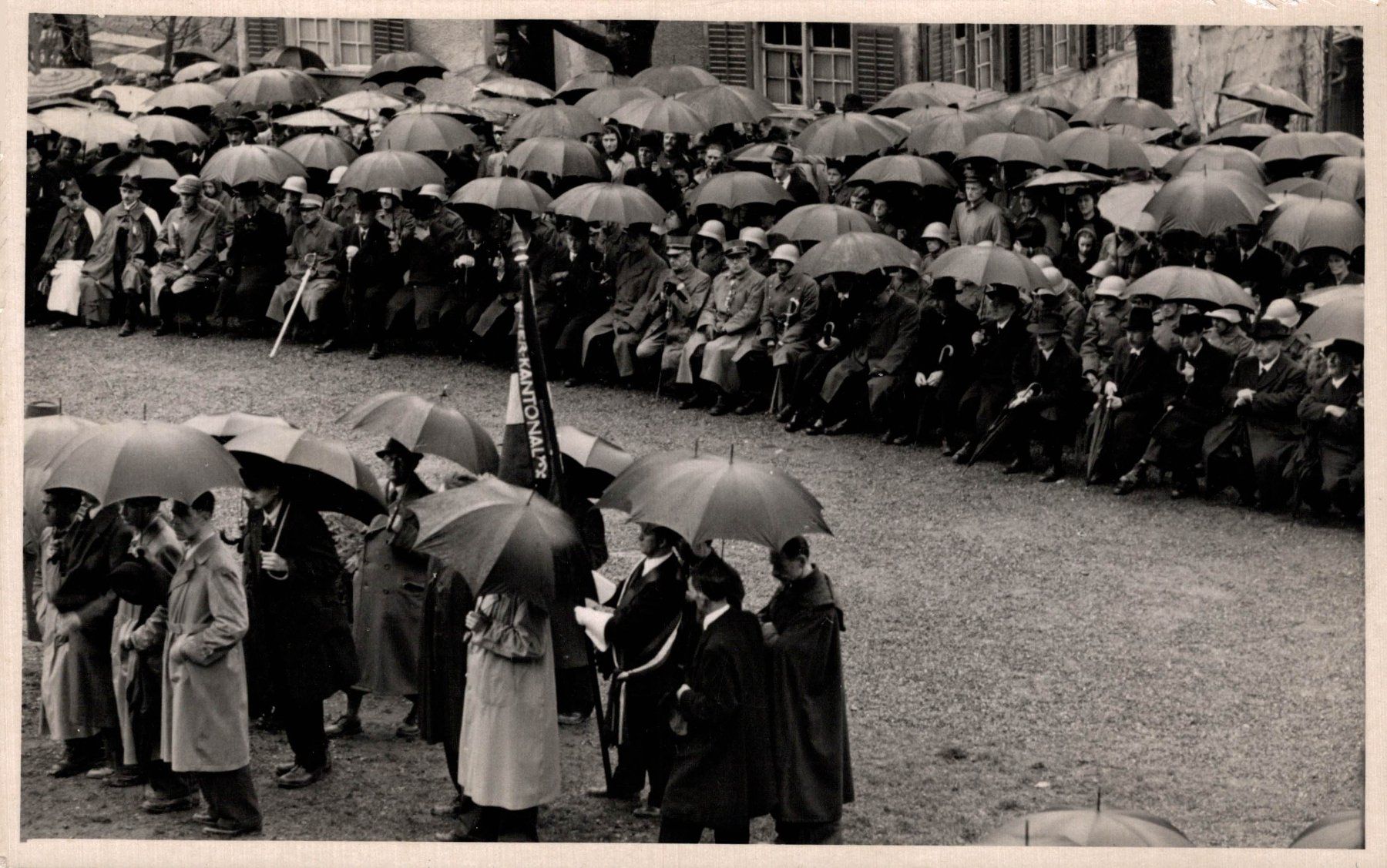 Cartoline postali: Glarus Landsgemeinde im Regen (verm. 1931) – Usato da Bronschhofen venduto da Astore