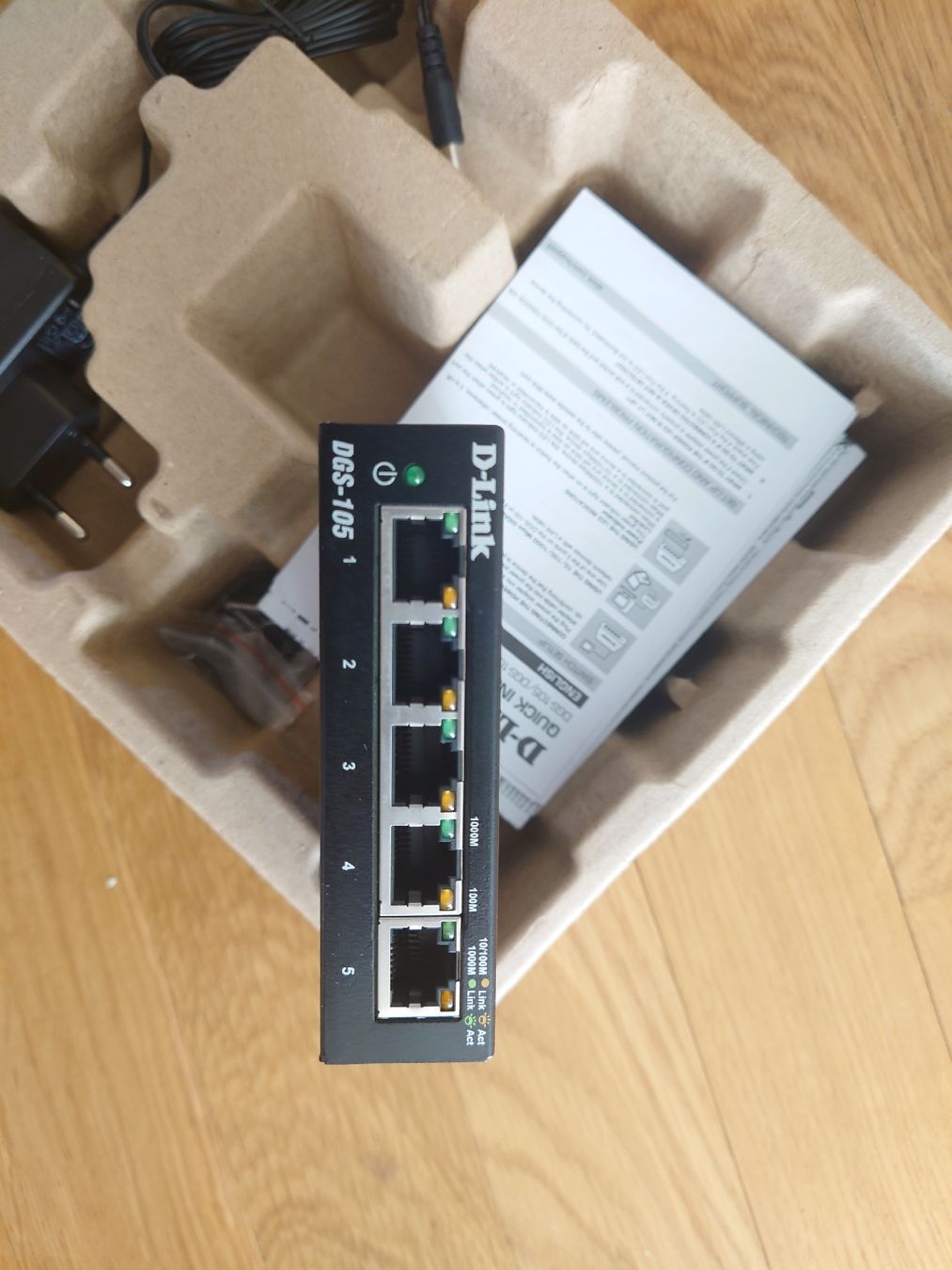 Dlink Hub & Switch: D-Link DGS-105 Ethernet/LAN Gigabit Switch – Usato da Bern venduto da jon_pj9z 1