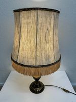 Vintage Tischlampe mit Fransen-Schirm im klassischen Stil