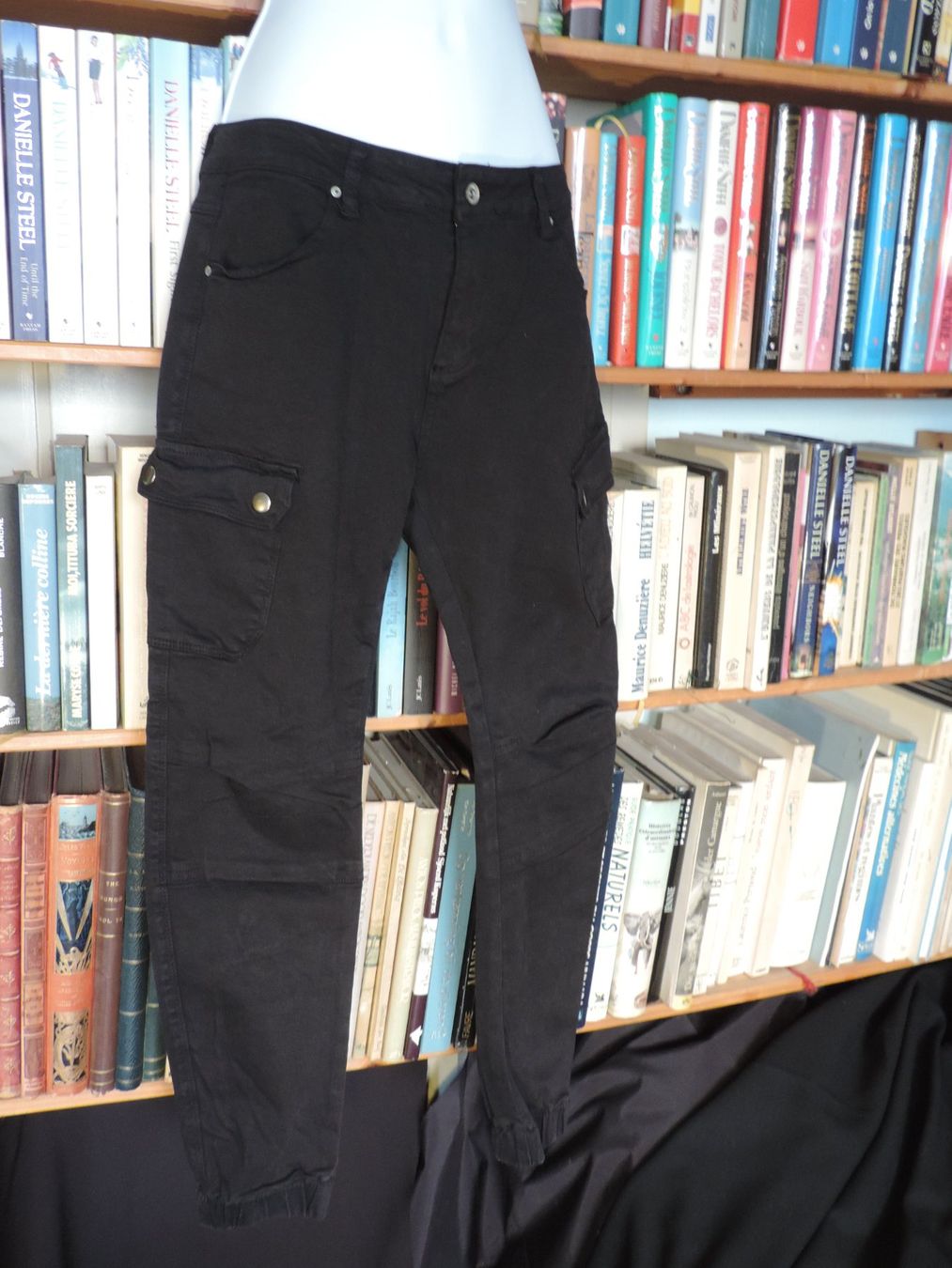 Pantaloni: pantalon stretch noir – Usato da Genève venduto da Axelle333 5
