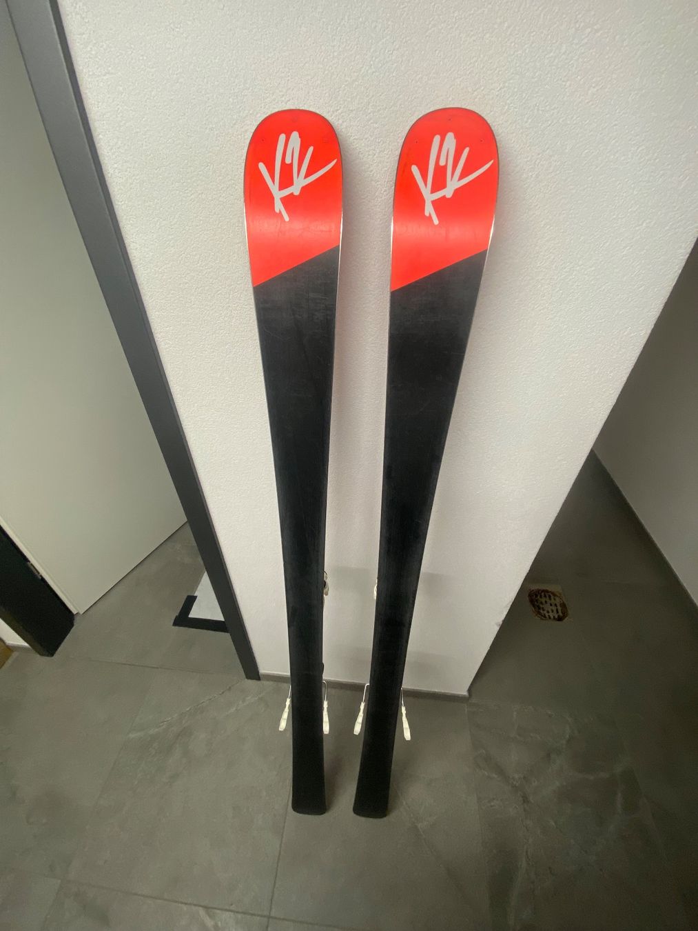 K2 Sci: K2 Ski Set rot mit Bindung in gebrauchtem Zustand – Usato da Jaun venduto da nla_7s2x 1