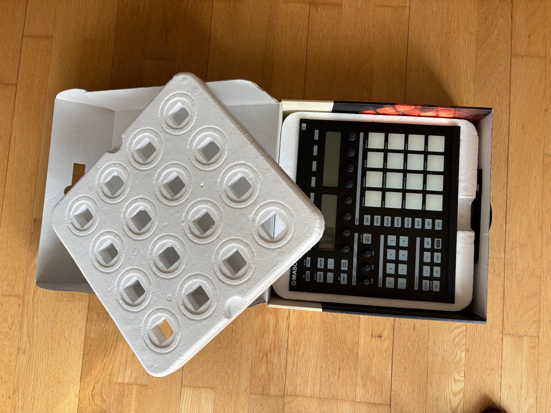 Native Instruments Strumenti musicali: Native Instruments Maschine MK1 – Usato da Bern venduto da Buendensound 2