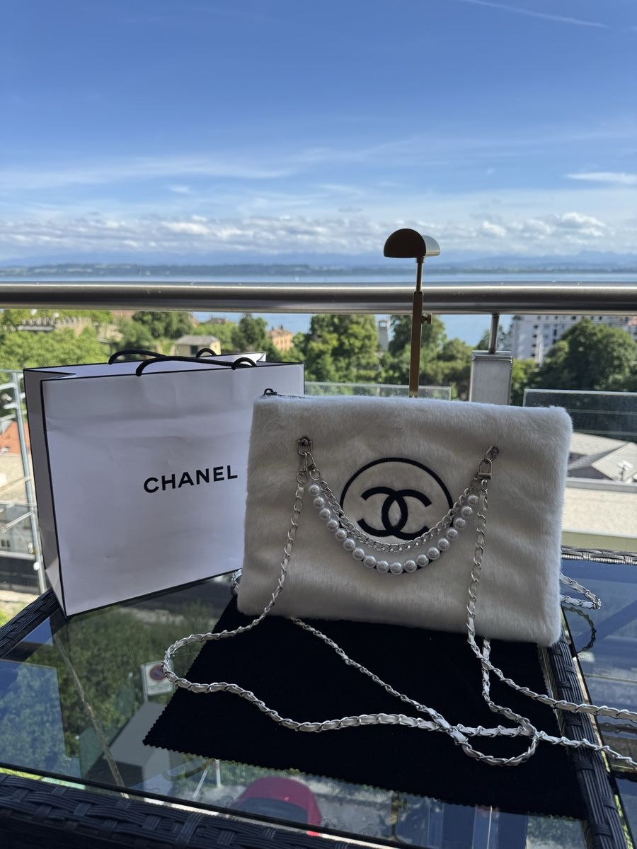 Chanel Borse da donna: Sac Chanel VIP fourrure blanche  – Nuovo (secondo la descrizione) da Neuchatel venduto da mar_9blm