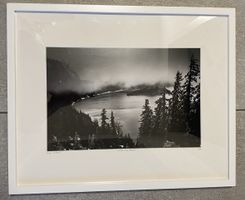 Gerahmte Fotografie: Bergsee mit Nebel und Tannenbäumen 🌲