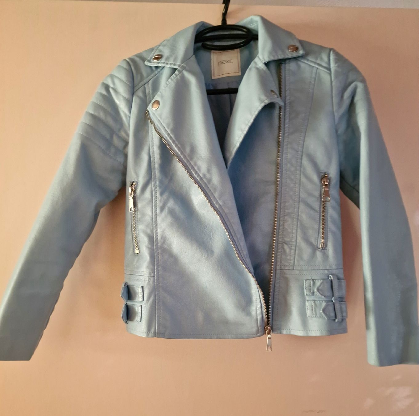Next Vestes & Manteaux: Next Jacke hellblau Kunstleder Grösse 140  – D'occasion à Lostorf par catja06