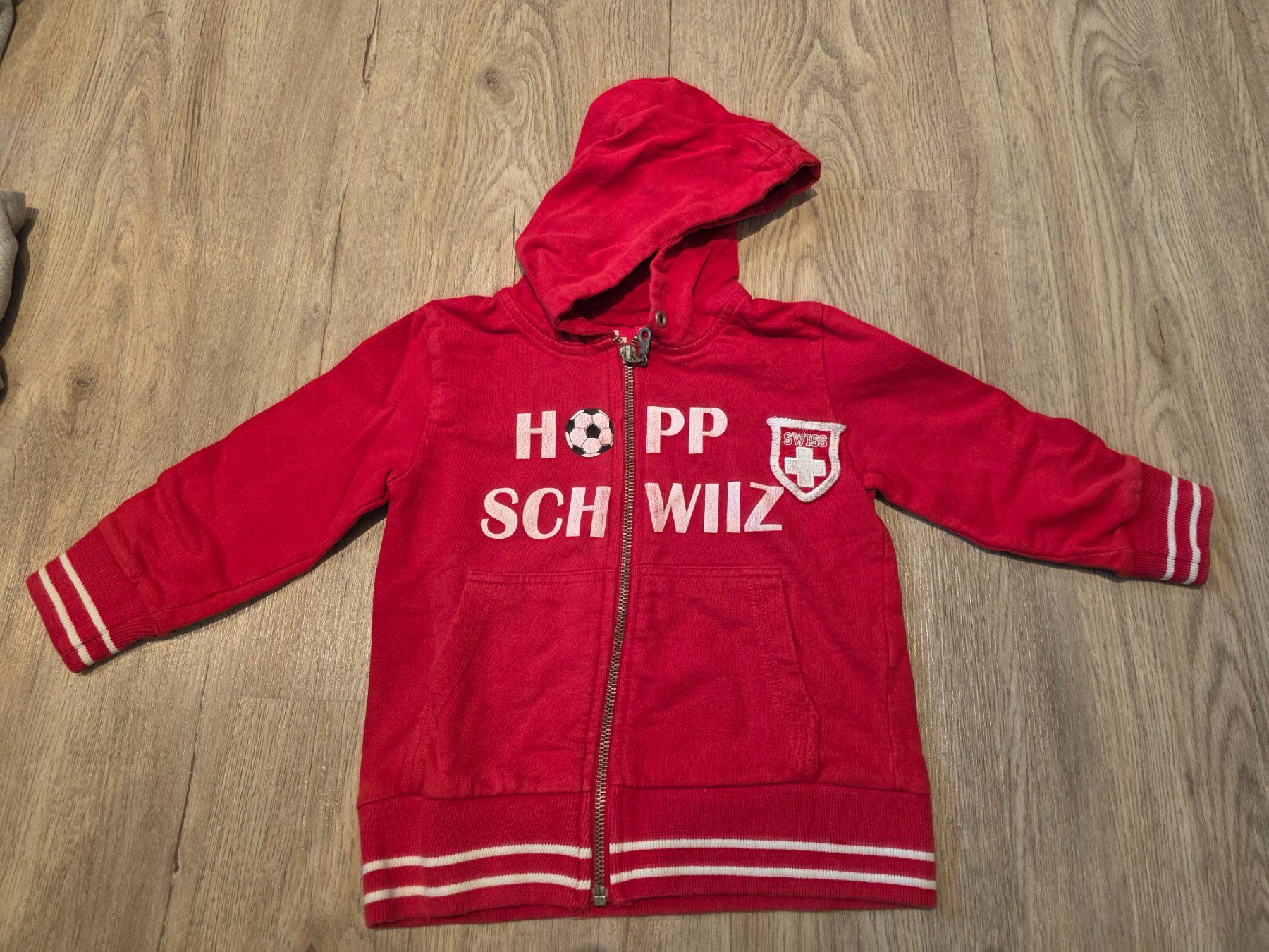 Pullover & Sweatshirts: 2 Kapuzenpullover in Grösse 98 – Gebraucht aus Meiringen von tma_2 1