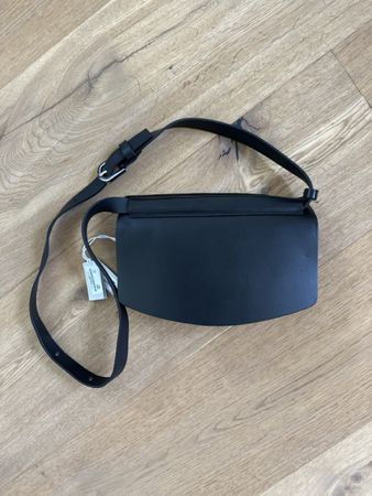 Sac à bandoulière en cuir noir Cos neuf