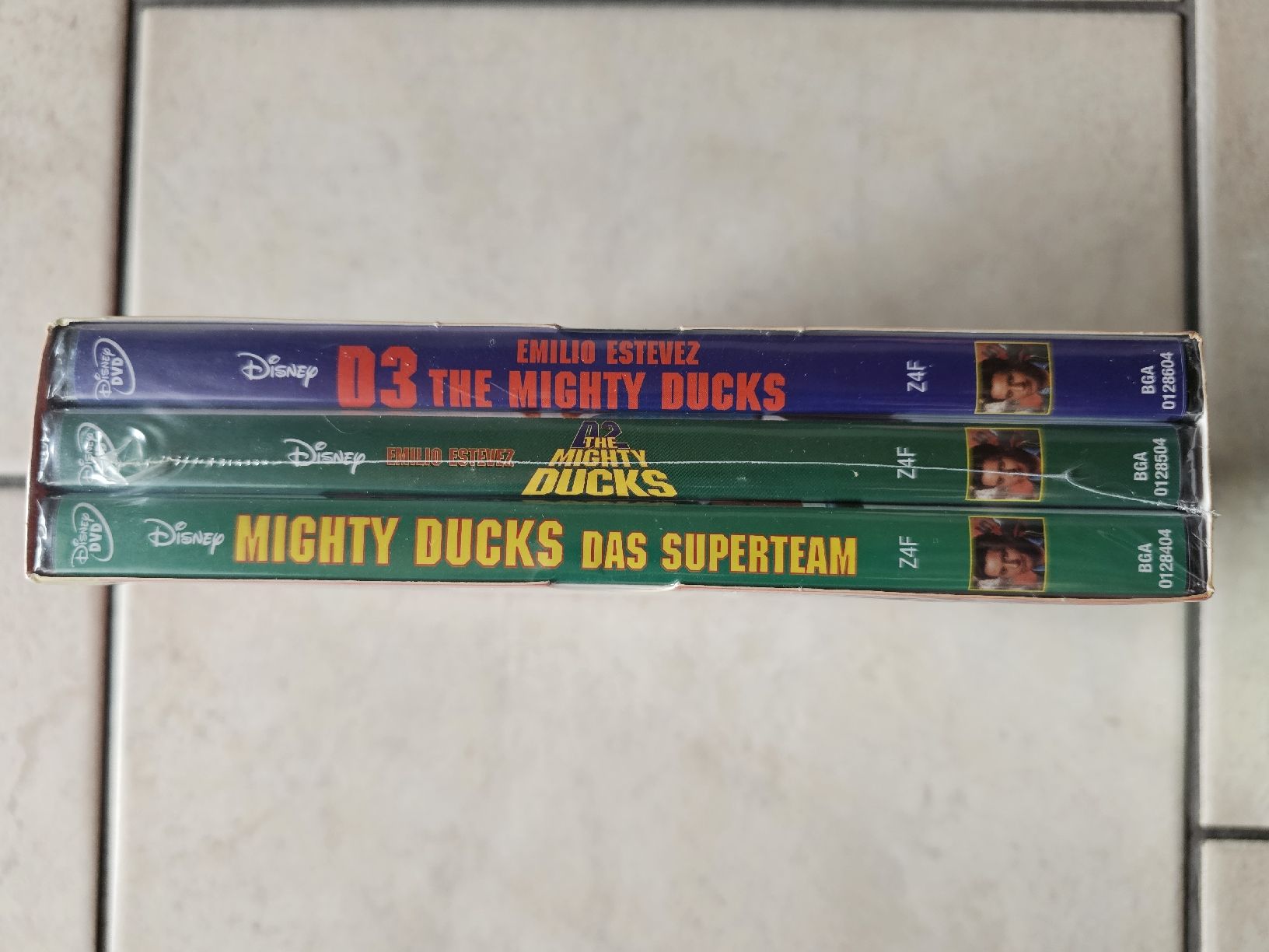 Tutti i DVDs: Mighty Ducks Collection  -  Teile 1 - 3 / Fabrikneu – Nuovo e nell'imballaggio originale da Schneisingen venduto da backstore24 2