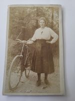 Alte Fotografie Dame mit Fahrrad um 1910 Guter Zustand R34