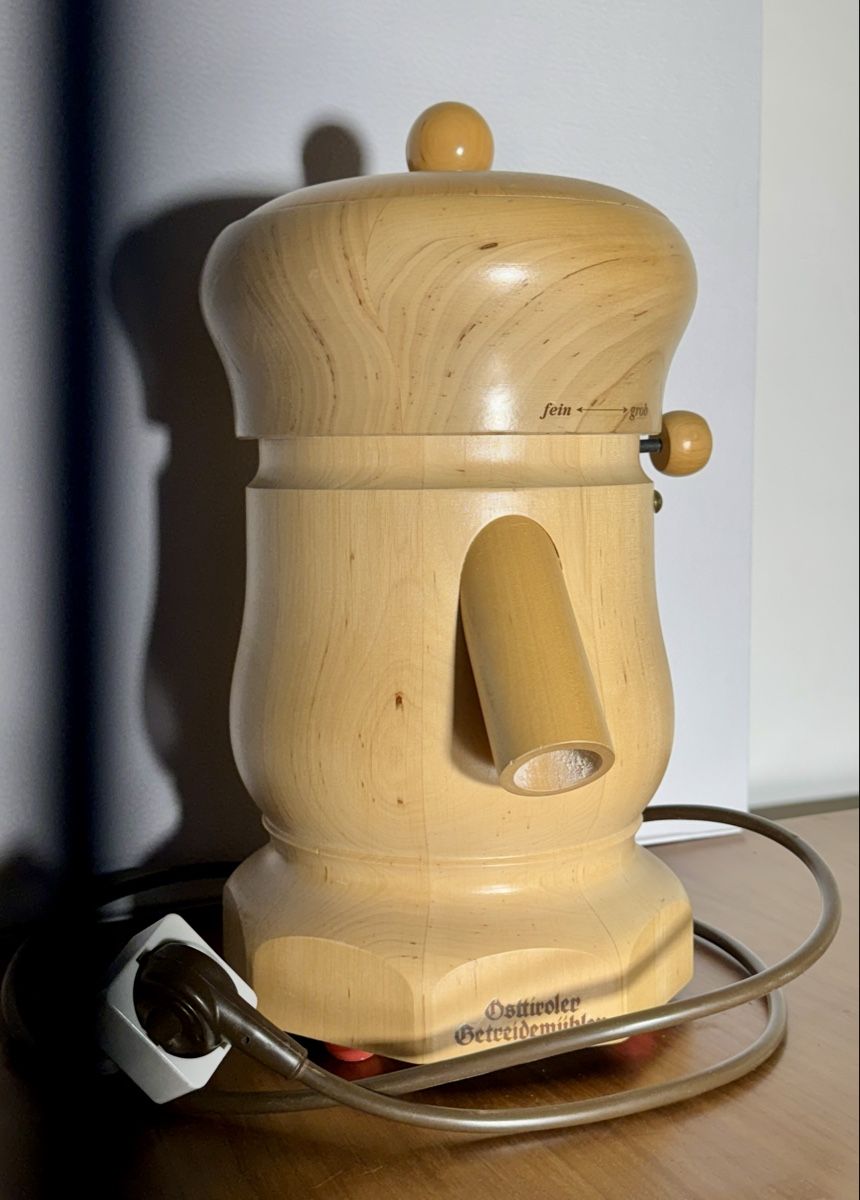 Waldner Osttiroler Getreidemühle Lady – Aus Zirbenholz, 90 Mm Mahlstein, Mahlt Alle Getreidearten