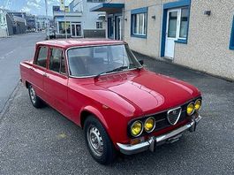 Alfa Romeo Giulia Nuova Super mit Doppelweber