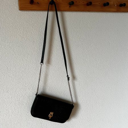 Schwarze Umhämgetasche Kroko-Muster