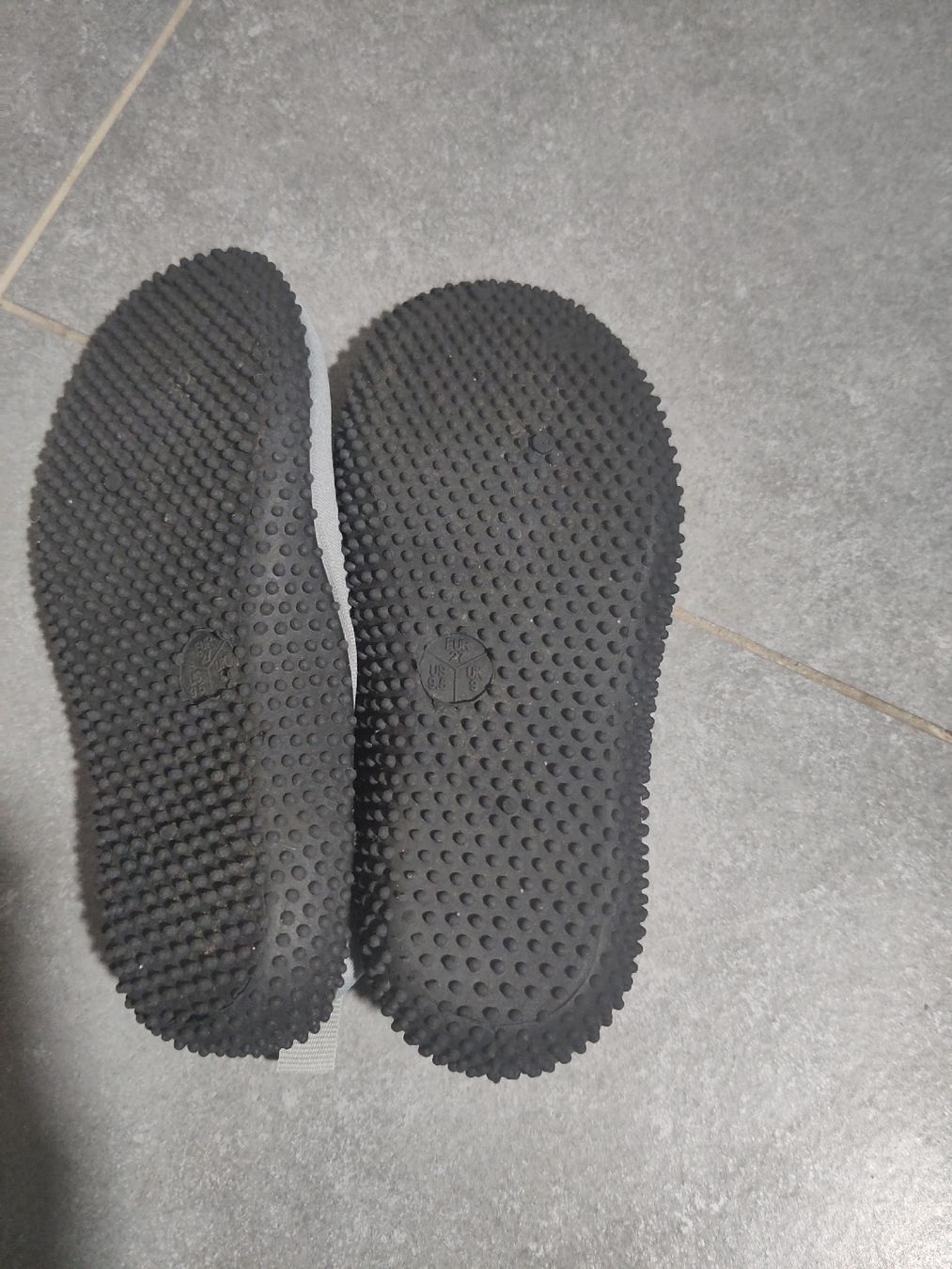 Scarpe per ragazzi: Badeschuhe Grösse 27 – Usato da Dettighofen Lengw. venduto da mai_75wt 2