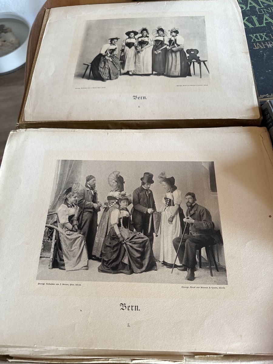 Alben: Antikes Schweizer Trachten-Album, 1896 – Gebraucht aus Frümsen von Katzen0 1