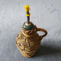 Dekoration: Korbflasche für Schnaps mit Ausguss