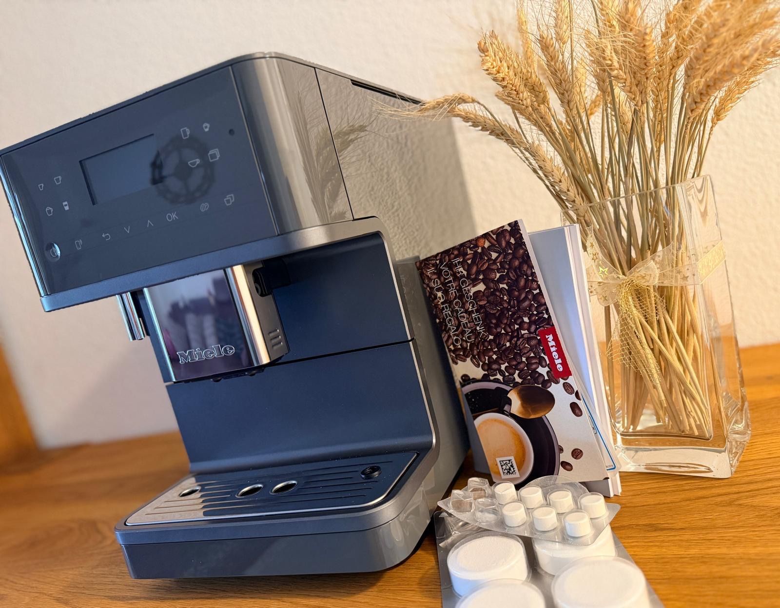 Miele Machines à café & Machines à expresso: Caffe Maschine MIELE CM 6560 – D'occasion à Wohlen AG par cam_f8rq 2