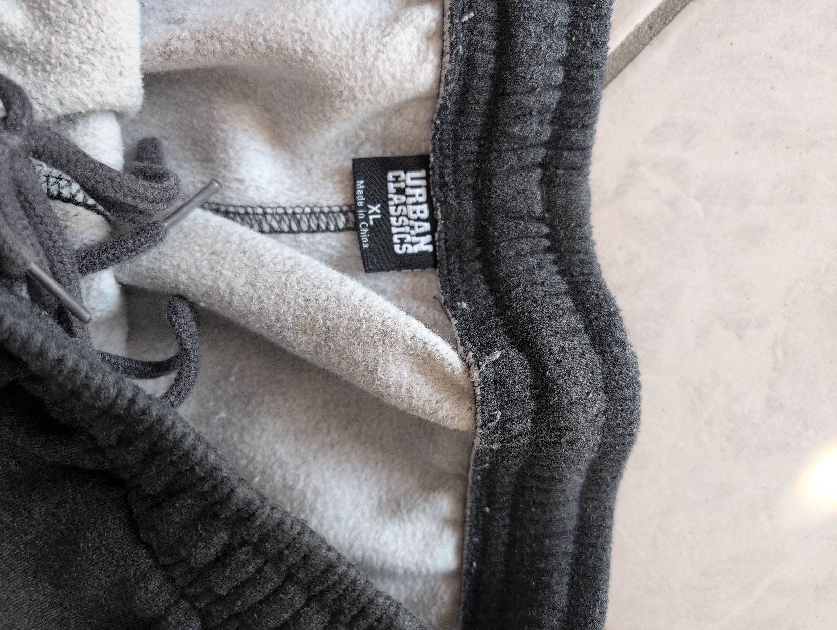 Urban Outfitters Pantaloni: pantalon de training – Usato da CORMINBOEUF venduto da savaja 1