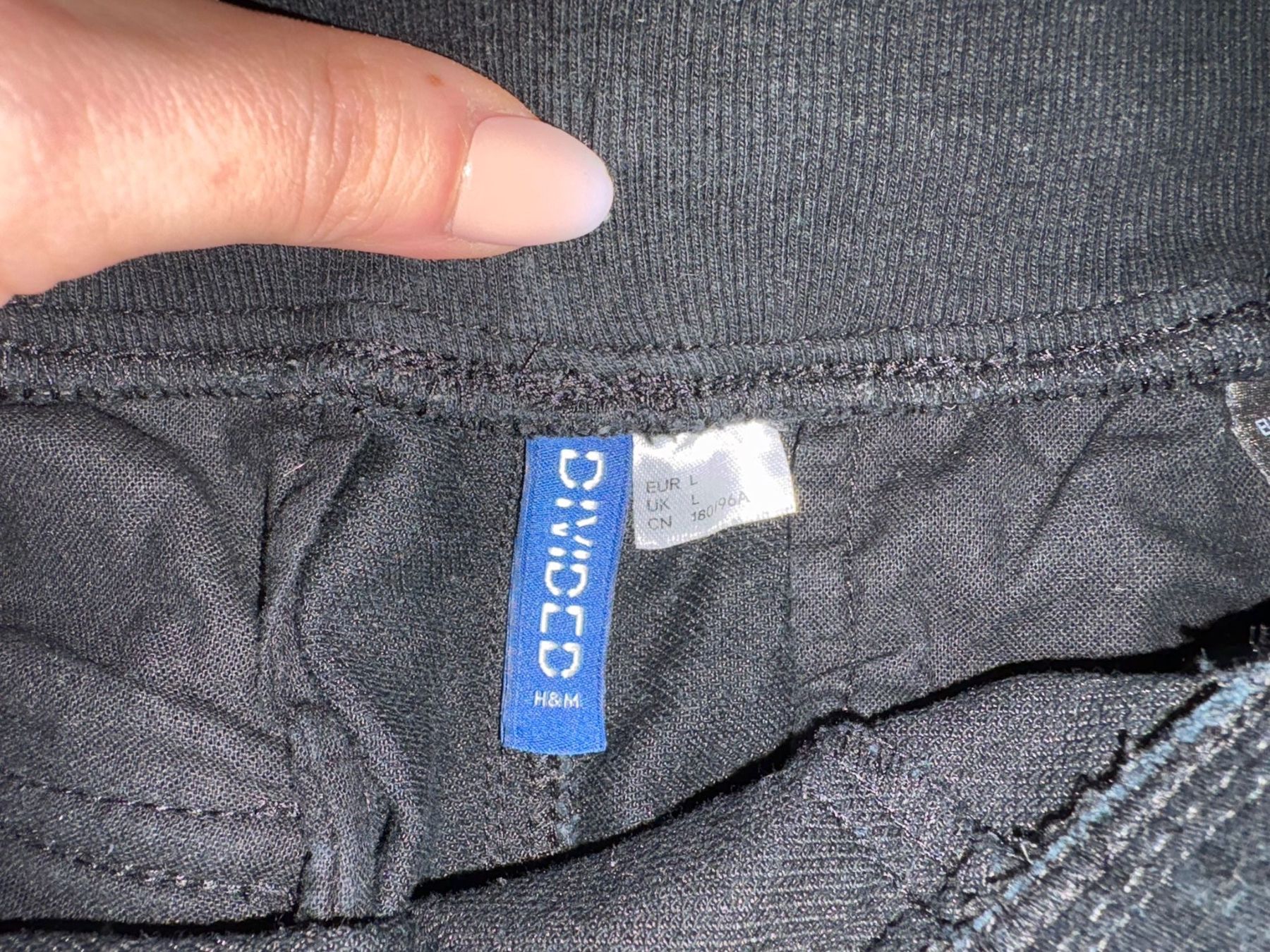 Pantaloni: Dunkelblaue moderne Shorts mit Kordelzug – Usato da Goldach venduto da jil_vnd8 1