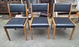 3er Set Vintage Stühle, Holz und schwarzes Kunstleder