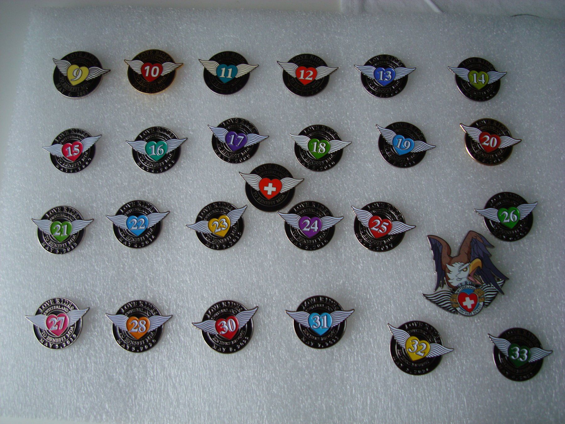 Placchette & Badge: 26 LOVE RIDE PINS – Usato da Scherz venduto da 5246