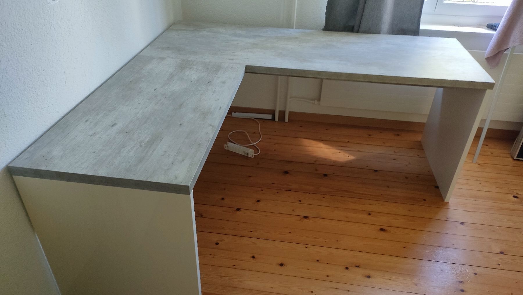 Bureaux: Eckpult Betonoptik – D'occasion à Winterthur par Sulai-one 3