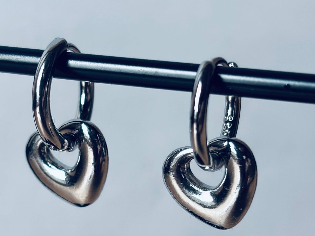 Orecchini pendenti & Orecchini a lobo: Hoops with small charm heart. Gold Plated Silver . – Nuovo (secondo la descrizione) da Dübendorf venduto da S1973E