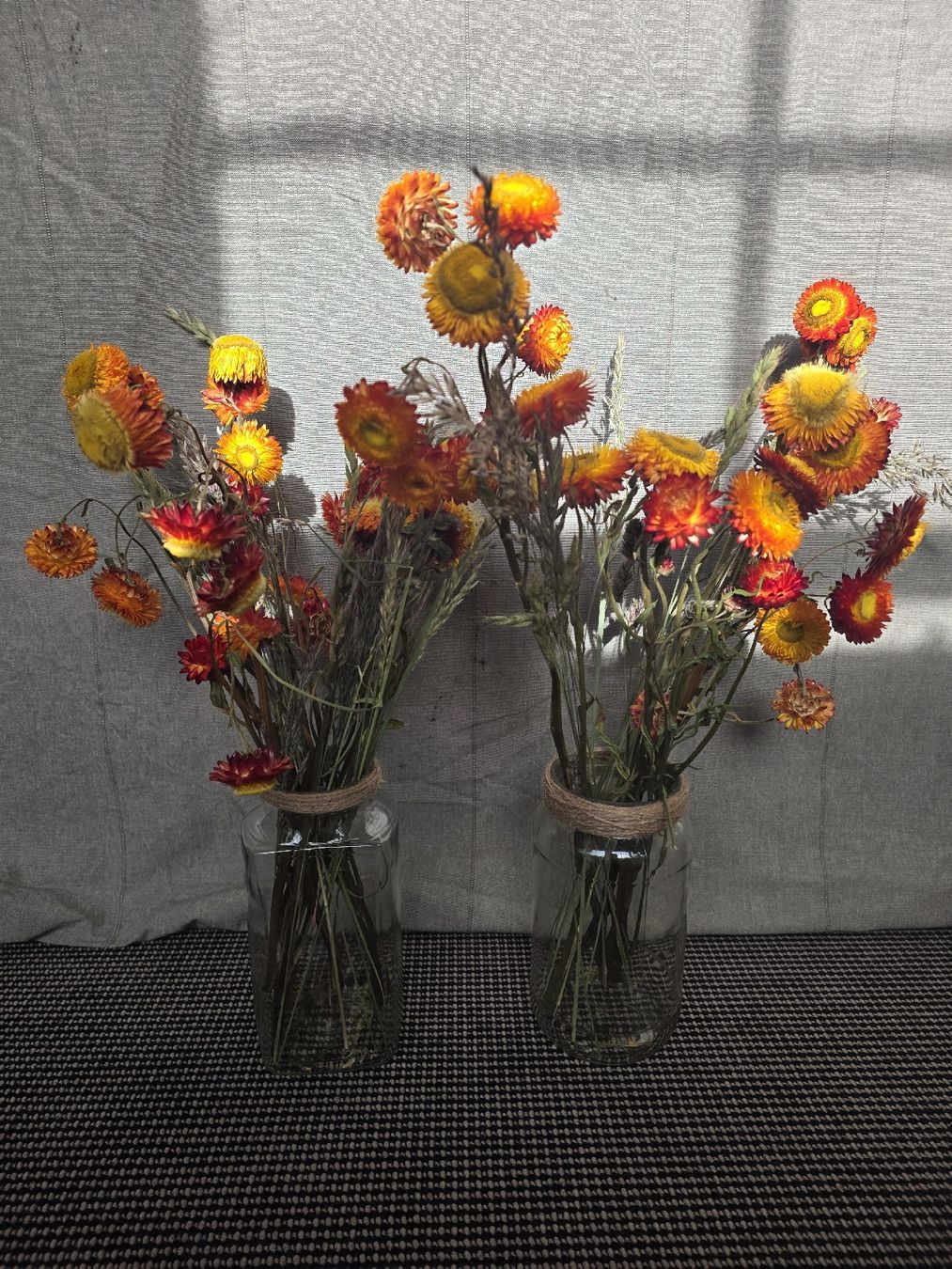 Alle Dekorationen: Getrocknete Blumensträusse, Orange/Rot, mit Jute Gläser – Gebraucht aus Gais von gio_8csg