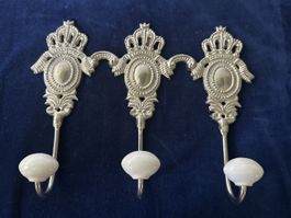 Kleiderhaken-Set mit Krone & Porzellanknöpfen – Nost