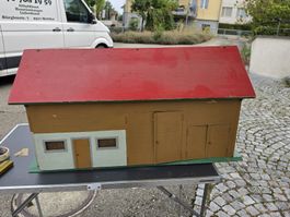 Puppenhaus Holz rot-braun-weiss mit Dach 