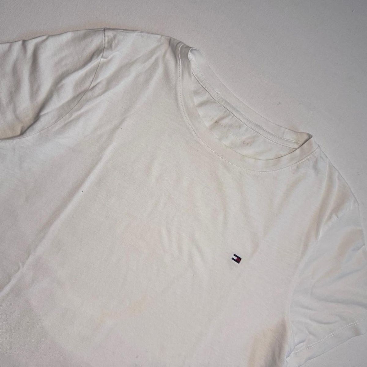 Tommy Hilfiger T-shirt: Tommy Hilfiger Essential White Tee - Clean Girl Basic 🤍 – Usato da Caviano venduto da reselleo21 3