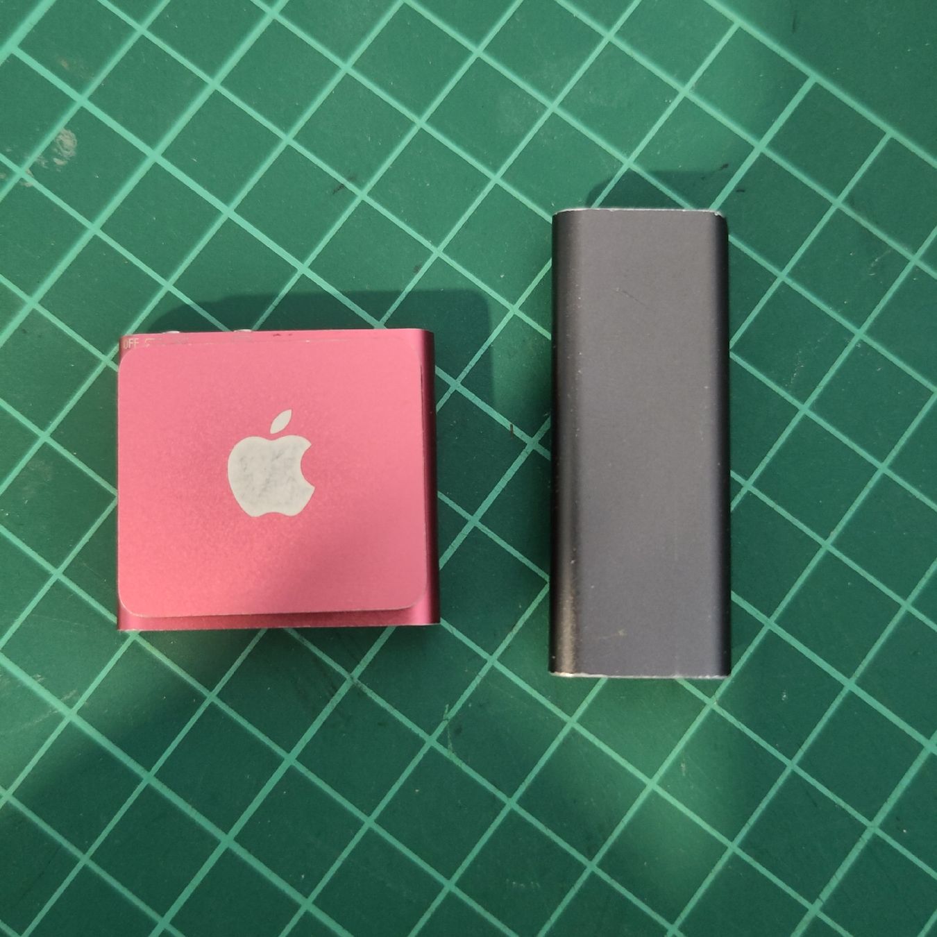 Apple Lettore multimediale portatile: 2x Ipod shuffle – Difettoso da Zürich venduto da IANHUEGI 2
