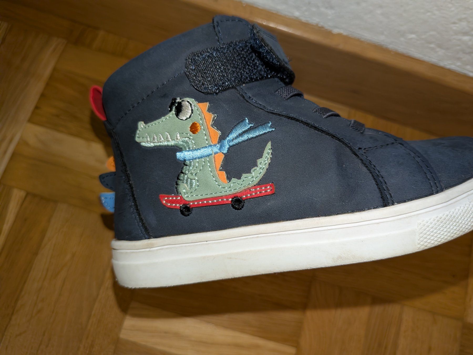 Friboo Schuhe für Jungen: Kinder Sneaker dunkelblau mit Krokodile – Gebraucht aus Pfaffhausen von ZwergeUndMehr