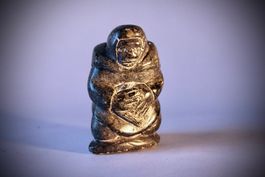 INUIT SKULPTUR, KNIEENDE MUTTER MIT KIND, KANADA, VINTAGE.