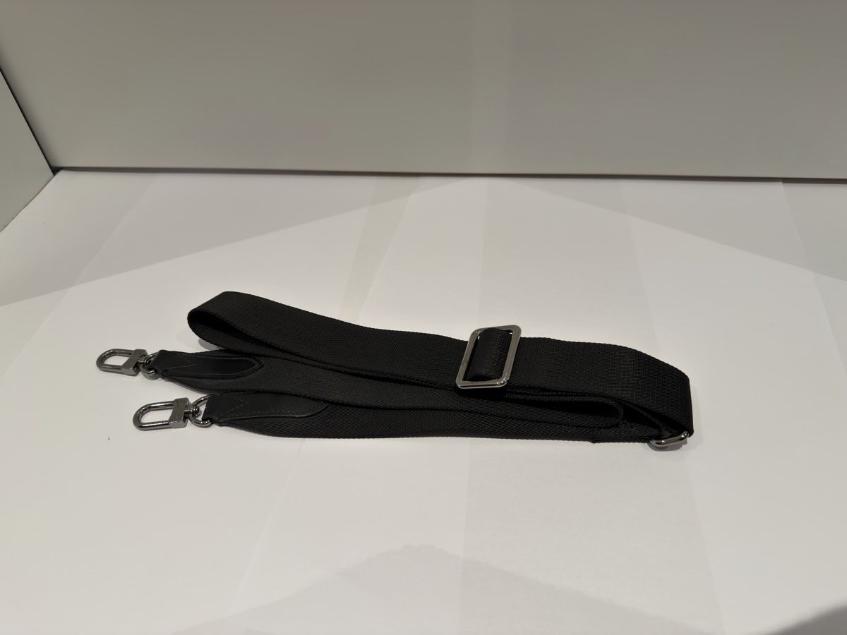 Portafogli: Louis Vuitton, Alpha Wearable Wallet NM (Eclipse Monogram) – Nuovo (secondo la descrizione) da Richterswil venduto da jam_rwv8 1
