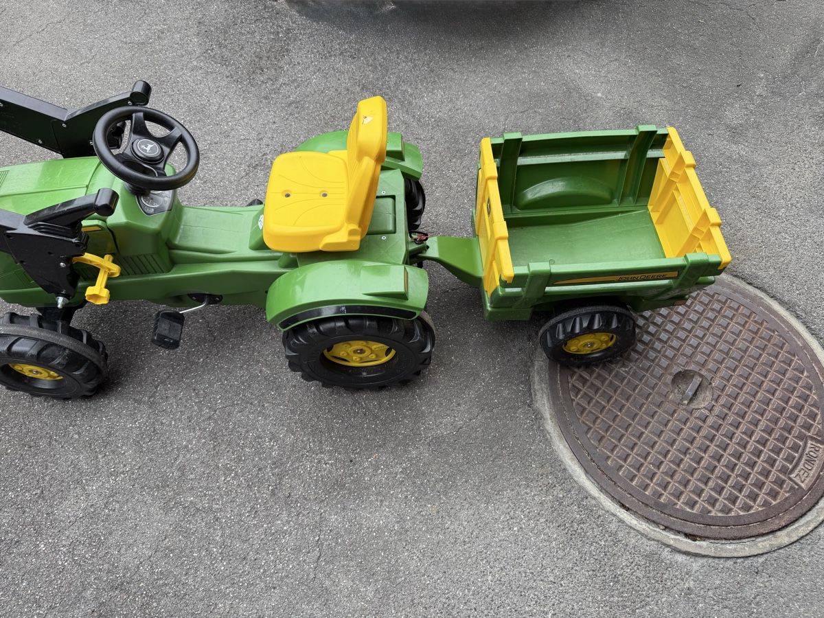 John Deere Fahrzeuge für Kinder: Verkaufe Kinder Traktor John Deere mit Frontlader und Anhäng – Gebraucht aus Widnau von RenGi800 2