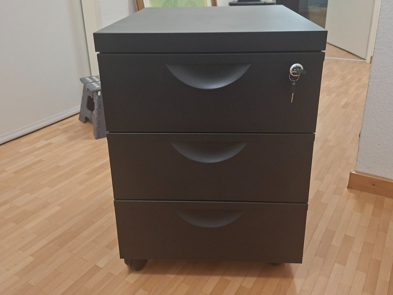 Korpus: Schwarzer Büro Rollcontainer mit 3 Schubladen & Schloss – Gebraucht aus Basel von val_y6qv