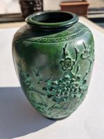 Antike grüne Asiatische Vase mit Blumenmuster