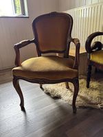 Antiker Sessel im Louis-XV-Stil