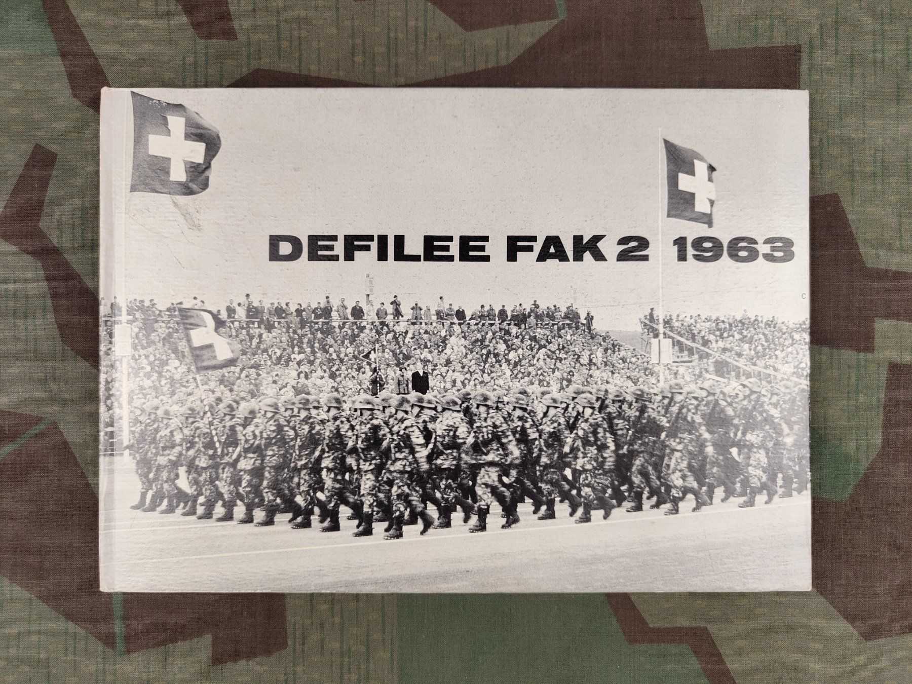 Schweizer Armee Uniformi: Buch, DEFILEE FAK 2 1963 – Usato da Bauma venduto da SwissMilitaria