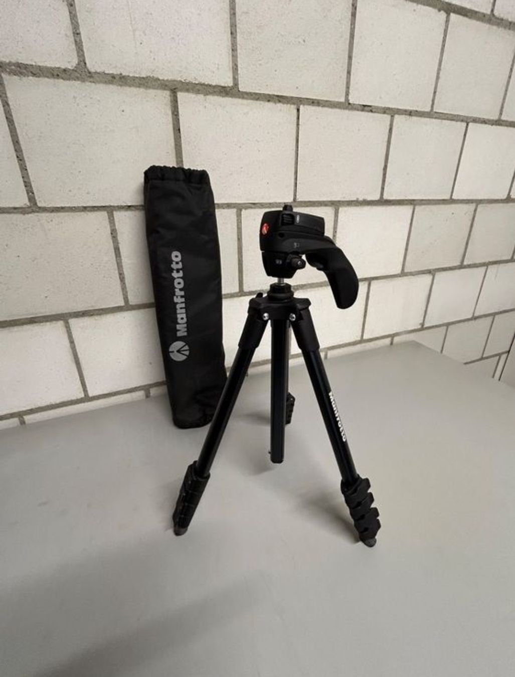Olympus Fotocamera: Olympus OM-D E-M10 Mark II - Excellent état avec Accessoires – Usato da la tour de peilz venduto da 2funky 4