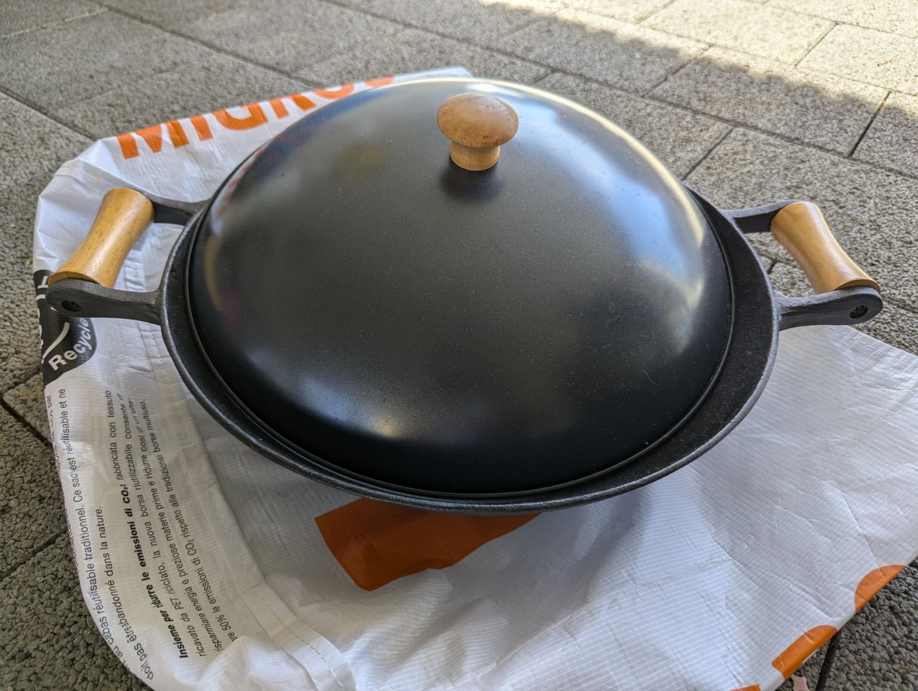 Padelle: Wok aus Gusseisen mit Deckel - Eingebrannt – Usato da Balsthal venduto da dr.monkey