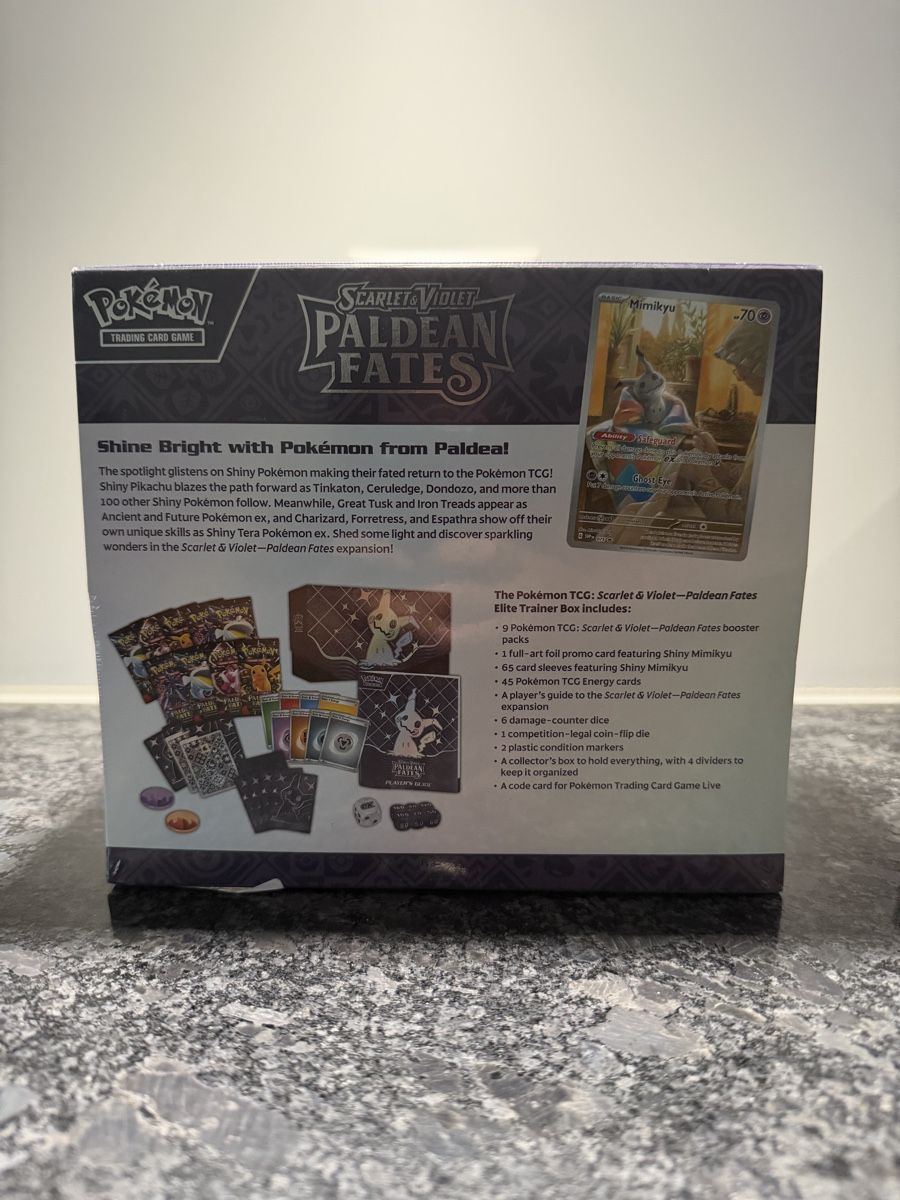 Cartoline: Pokémon Paldeas Schicksale Top-Trainer-Box – Nuovo (secondo la descrizione) da Solothurn venduto da Elysuma 1
